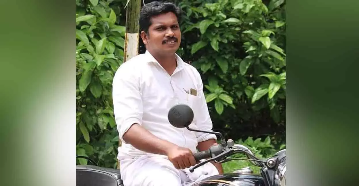 സിപിഎം നേതാവിന്റെ കൊലപാതകം: നാല് പേർ കസ്റ്റഡിയിൽ, ഒരാള്ക്ക് ആർഎസ്എസ് ബന്ധമെന്ന് പൊലീസ് സിപിഎം നേതാവിന്റെ കൊലപാതകം: നാല് പേർ കസ്റ്റഡിയിൽ, ഒരാള്ക്ക് ആർഎസ്എസ് ബന്ധമെന്ന് പൊലീസ്