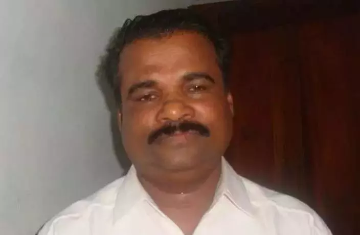 പെരിയ കേസ്: രണ്ടാം പ്രതിയെ പൊലീസില് നിന്ന് ബലമായി മോചിപ്പിച്ചത് മുന് എംഎല്എ കെ.വി കുഞ്ഞിരാമനെന്ന് സിബിഐ പെരിയ കേസ്: രണ്ടാം പ്രതിയെ പൊലീസില് നിന്ന് ബലമായി മോചിപ്പിച്ചത് മുന് എംഎല്എ കെ.വി കുഞ്ഞിരാമനെന്ന് സിബിഐ