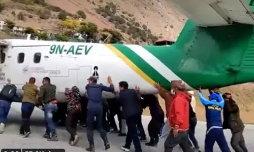 നിസ്സാരം! റൺവേയിൽ വിമാനത്തിന്റെ ടയര് പൊട്ടിത്തെറിച്ചു; ഒത്തുപിടിച്ചുതള്ളി യാത്രക്കാര് നിസ്സാരം! റൺവേയിൽ വിമാനത്തിന്റെ ടയര് പൊട്ടിത്തെറിച്ചു; ഒത്തുപിടിച്ചുതള്ളി യാത്രക്കാര്