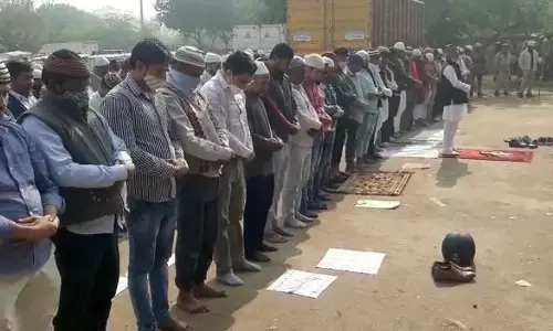 ഹിന്ദുത്വരുടെ വെല്ലുവിളികൾക്കിടയിൽ ഗുരുഗ്രാമിൽ ജുമുഅ നിസ്കരിച്ചു; ഹിന്ദു-മുസ്ലിം മൈത്രിക്കായി പ്രാർത്ഥന നടത്തി ഇമാം ഹിന്ദുത്വരുടെ വെല്ലുവിളികൾക്കിടയിൽ ഗുരുഗ്രാമിൽ ജുമുഅ നിസ്കരിച്ചു; ഹിന്ദു-മുസ്ലിം മൈത്രിക്കായി പ്രാർത്ഥന നടത്തി ഇമാം