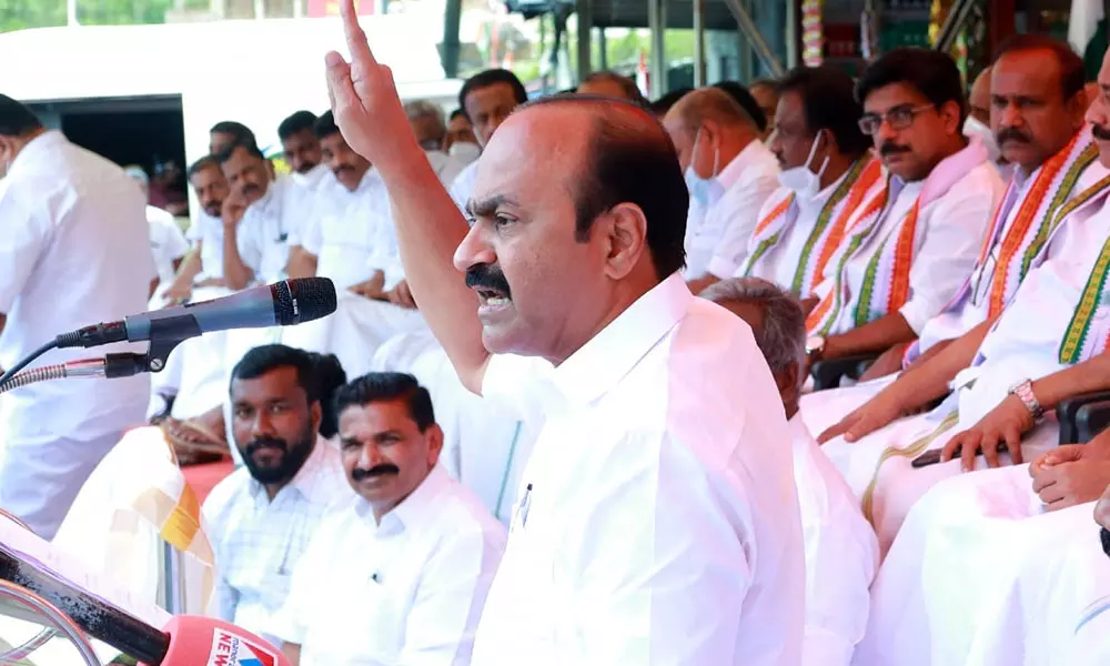 പണ്ട് എന്തായിരുന്നു! കിളികൾക്ക് തീറ്റ, പശുവിന് പുല്ല്... ഇപ്പോൾ വാ തുറക്കുന്നില്ല; മുഖ്യമന്ത്രിക്കെതിരെ വി.ഡി സതീശൻ