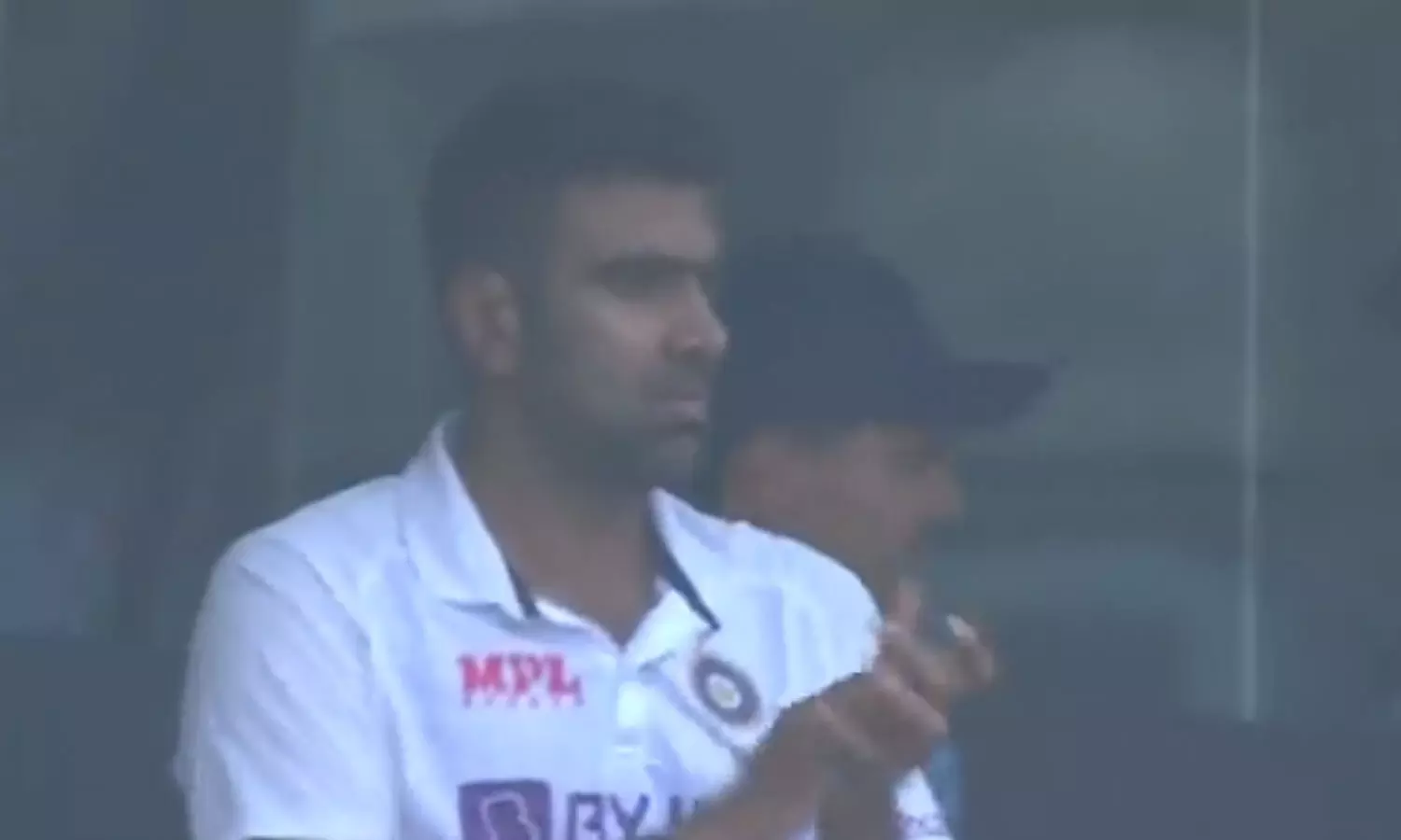 ഇതാണ് സ്‌പോർട്‌സ്മാൻ സ്പിരിറ്റ്; അജാസിനെ കയ്യടിച്ച് വരവേറ്റ് അശ്വിൻ