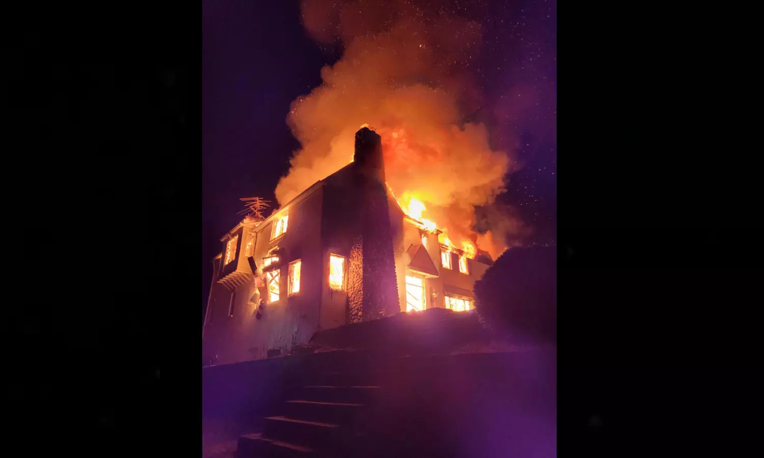 പാമ്പുകളെ പുറത്തുചാടിക്കാൻ വീടിന് തീയിട്ട് വീട്ടുടമ; പിന്നീട് സംഭവിച്ചത്.... പാമ്പുകളെ പുറത്തുചാടിക്കാൻ വീടിന് തീയിട്ട് വീട്ടുടമ; പിന്നീട് സംഭവിച്ചത്....