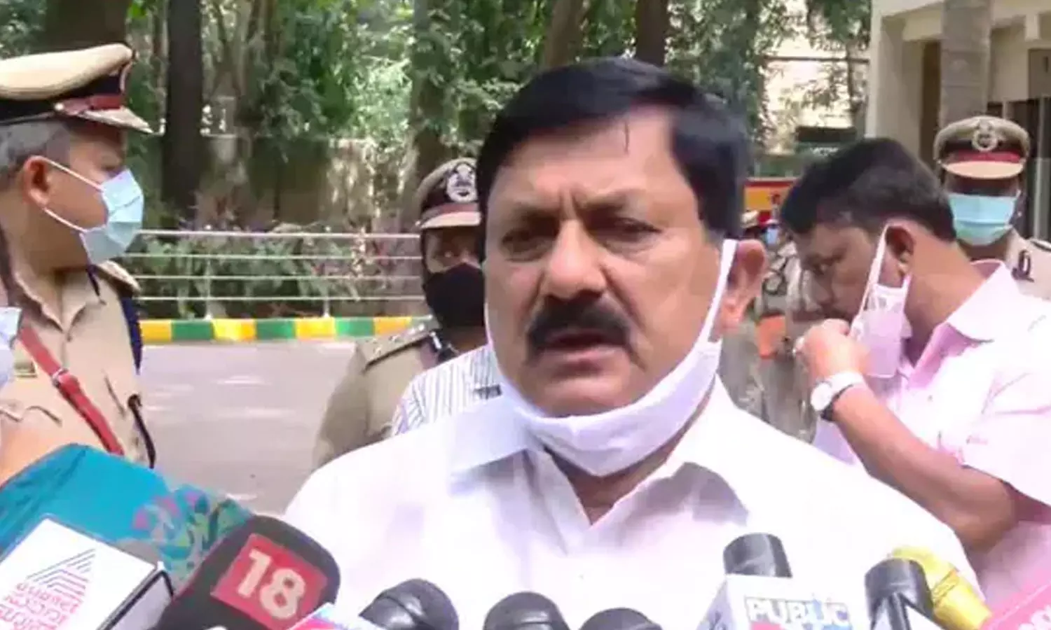 പൊലീസ് നായകളെ പോലെ കിടന്നുറങ്ങുന്നു; വിവാദ പരാമർശവുമായി കർണാടക ആഭ്യന്തരമന്ത്രി പൊലീസ് നായകളെ പോലെ കിടന്നുറങ്ങുന്നു; വിവാദ പരാമർശവുമായി കർണാടക ആഭ്യന്തരമന്ത്രി