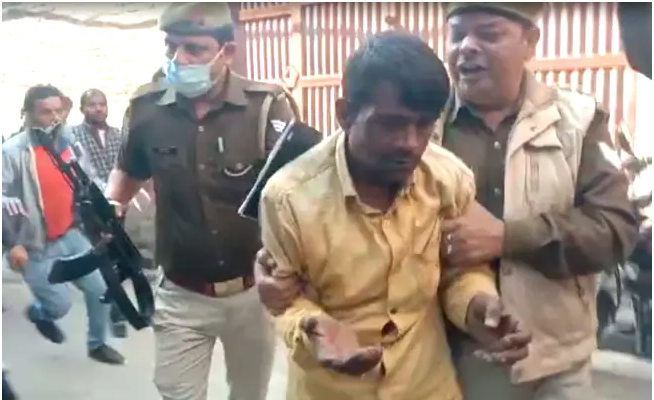 കാണാതായ പെൺകുട്ടിയുടെ മൃതദേഹം അയൽവീട്ടിൽ; ജനക്കൂട്ടത്തിൽ നിന്ന് പ്രതിയെ രക്ഷപ്പെടുത്തി പൊലിസ്