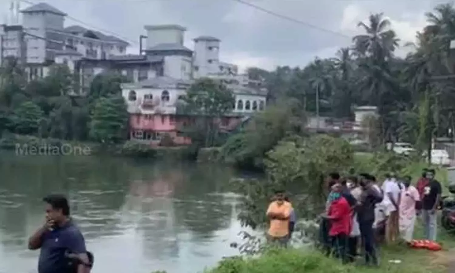 ലോക്കപ്പിൽ നിന്ന് പ്രതി ഇറങ്ങിയോടി ആറ്റിൽ ചാടി മരിച്ച സംഭവം; പൊലീസുകാർക്ക് സസ്പെൻഷൻ ലോക്കപ്പിൽ നിന്ന് പ്രതി ഇറങ്ങിയോടി ആറ്റിൽ ചാടി മരിച്ച സംഭവം; പൊലീസുകാർക്ക് സസ്പെൻഷൻ