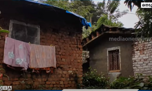 ഇടുങ്ങിയ മുറി, അടർന്നുവീഴാറായ മേല്‍ക്കൂര; ജീവന്‍ പണയം വച്ച് ആശാരിക്കണ്ടം കോളനിവാസികള്‍