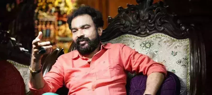 വീടിനു മുന്‍പില്‍ പൊലീസ് ഉണ്ട്, പിറകിലൂടെ കടത്താം; മോന്‍സന്‍റെ അറസ്റ്റിന് പിന്നാലെ സാധനങ്ങള്‍ കടത്താന്‍ ശ്രമം