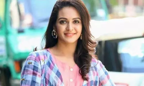 ഷൂട്ടിങിനിടെ താരങ്ങളെ ബൈക്ക് ഇടിച്ചു തെറിപ്പിച്ചു; നടി പ്രിയങ്ക സർക്കാരിന് പരിക്ക്