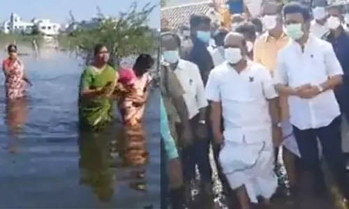 മുട്ടറ്റം വെള്ളത്തിലിറങ്ങി ജനങ്ങള്ക്കിടയില്; പ്രളയഭൂമിയിൽ സാന്ത്വനമായി സ്റ്റാലിന് മുട്ടറ്റം വെള്ളത്തിലിറങ്ങി ജനങ്ങള്ക്കിടയില്; പ്രളയഭൂമിയിൽ സാന്ത്വനമായി സ്റ്റാലിന്