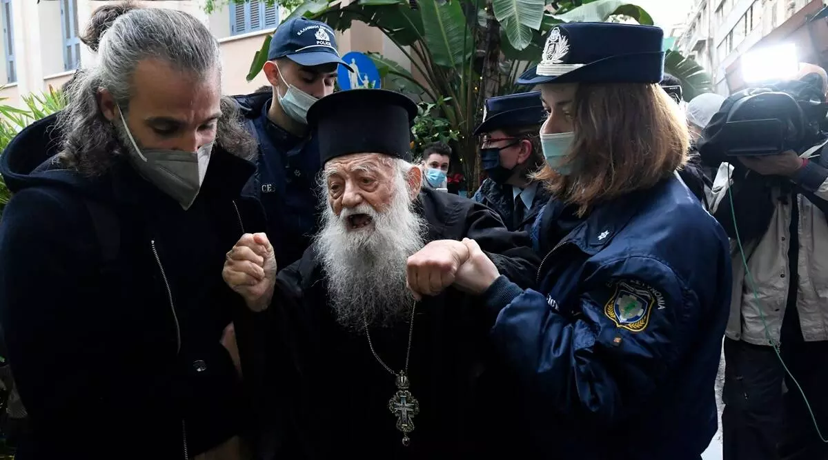 മതനിഷേധിയാണ് താങ്കള്; ഗ്രീസിൽ മാർപാപ്പയ്ക്കുനേരെ ആക്രോശിച്ച് ഓർത്തഡോക്സ് പുരോഹിതൻ മതനിഷേധിയാണ് താങ്കള്; ഗ്രീസിൽ മാർപാപ്പയ്ക്കുനേരെ ആക്രോശിച്ച് ഓർത്തഡോക്സ് പുരോഹിതൻ