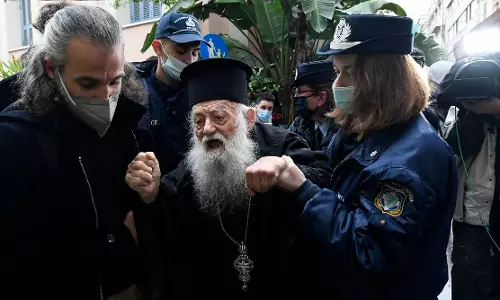 മതനിഷേധിയാണ് താങ്കള്; ഗ്രീസിൽ മാർപാപ്പയ്ക്കുനേരെ ആക്രോശിച്ച് ഓർത്തഡോക്സ് പുരോഹിതൻ മതനിഷേധിയാണ് താങ്കള്; ഗ്രീസിൽ മാർപാപ്പയ്ക്കുനേരെ ആക്രോശിച്ച് ഓർത്തഡോക്സ് പുരോഹിതൻ