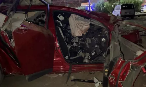 വെട്ടിപ്പൊളിച്ച വണ്ടിയുടെ പിൻസീറ്റിൽ ആ കുഞ്ഞുങ്ങളുടെ ചോക്ലേറ്റ് പൊതികളുണ്ടായിരുന്നു; സൗദിയിലെ വാഹനാപകടത്തിന്റെ കണ്ണീർ കാഴ്ച വെട്ടിപ്പൊളിച്ച വണ്ടിയുടെ പിൻസീറ്റിൽ ആ കുഞ്ഞുങ്ങളുടെ ചോക്ലേറ്റ് പൊതികളുണ്ടായിരുന്നു; സൗദിയിലെ വാഹനാപകടത്തിന്റെ കണ്ണീർ കാഴ്ച