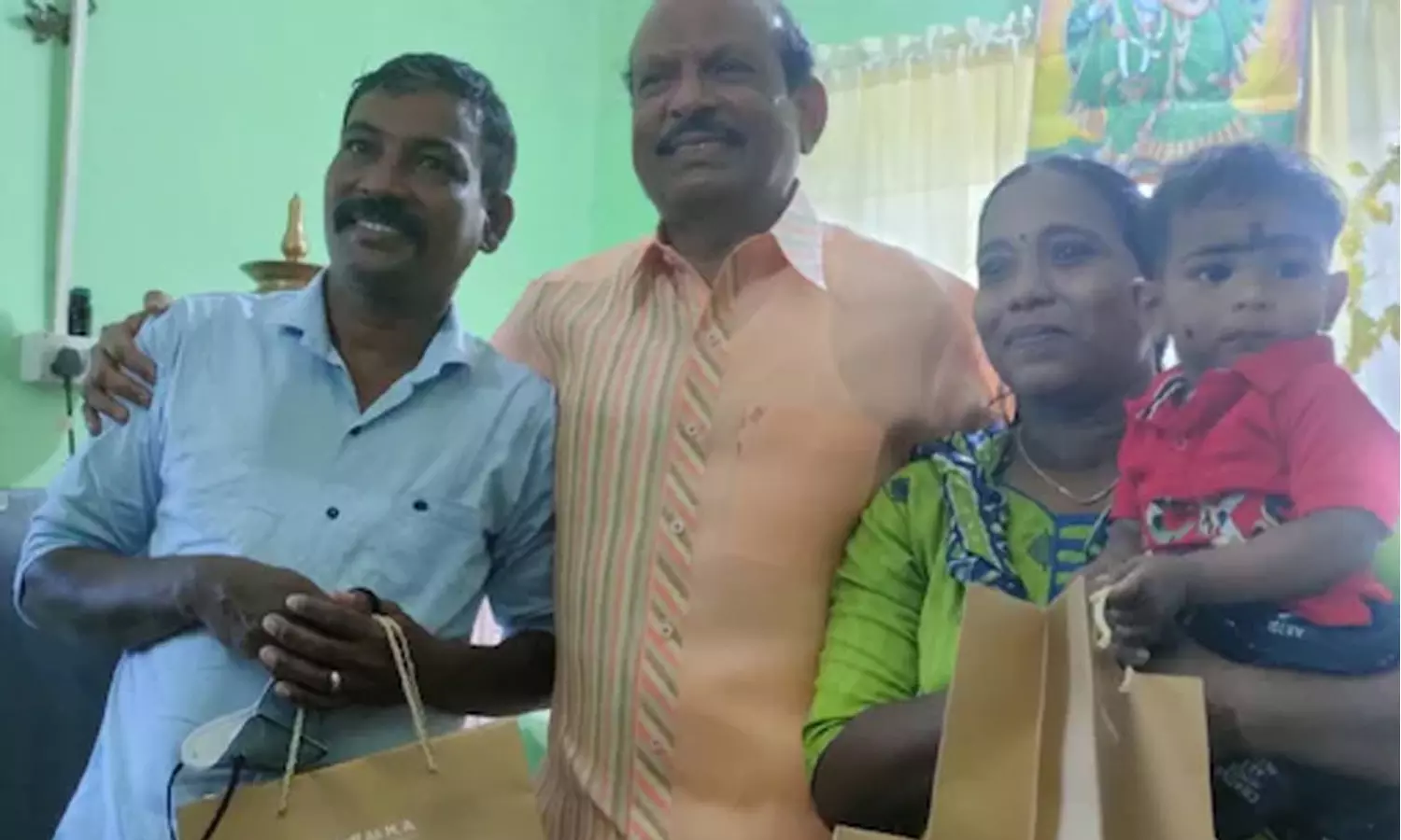 രാജേഷിന് രണ്ടരലക്ഷവും വാച്ചും ഭാര്യയ്ക്ക് പത്തുപവന്റെ മാലയും രണ്ടരലക്ഷവും; രക്ഷപ്പെടുത്തിയവർക്ക് യൂസഫലി നൽകിയ സമ്മാനങ്ങൾ ഇങ്ങനെ