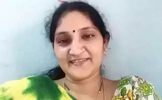 ഇഷ്ടത്തിനനുസരിച്ച് ഭര്ത്താവ് ബ്ലൗസ് തുന്നി നല്കിയില്ല; യുവതി ആത്മഹത്യ ചെയ്തു ഇഷ്ടത്തിനനുസരിച്ച് ഭര്ത്താവ് ബ്ലൗസ് തുന്നി നല്കിയില്ല; യുവതി ആത്മഹത്യ ചെയ്തു