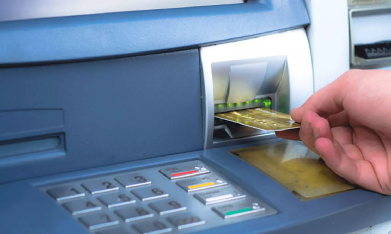 അടുത്ത മാസം മുതൽ എടിഎമ്മിൽ നിന്ന് പണം പിൻവലിക്കുമ്പോൾ അധിക ചാർജ് കൊടുക്കേണ്ടി വരും; കാരണം ഇതാണ്