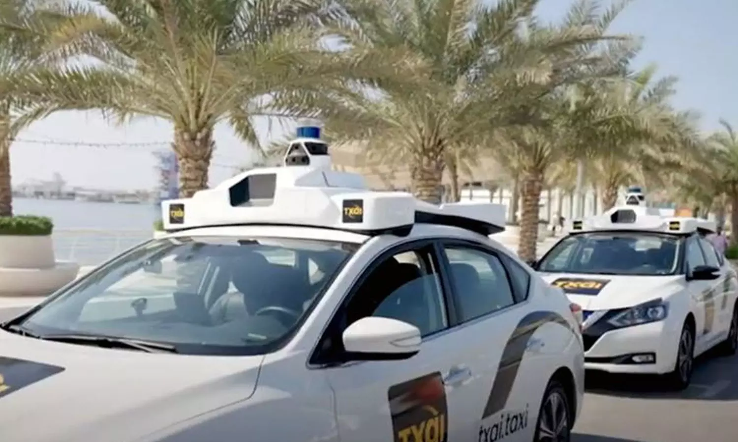 അബൂദബി നിരത്തുകളിൽ വിപ്ലവം തീർത്ത് ഡ്രൈവറില്ലാ ടാക്‌സികൾ