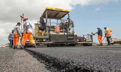 കരാറുകാരുടെ പേരും ഫോൺ നമ്പറും റോഡരികിൽ പ്രദർശിപ്പിക്കുമെന്ന പ്രഖ്യാപനത്തിനെതിരെ പ്രതിഷേധവുമായി കരാറുകാർ