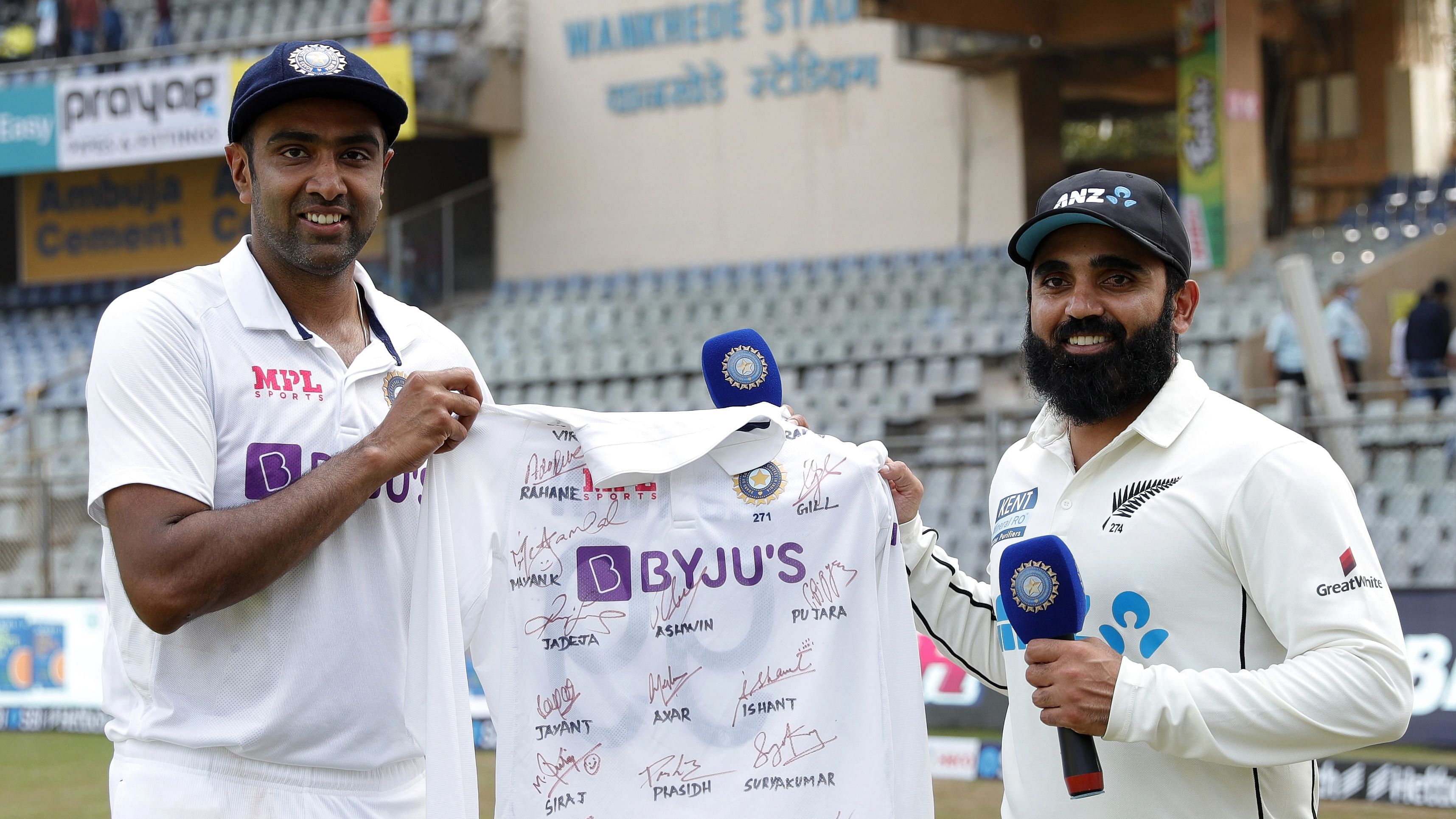 വീണ്ടും ടീം ഇന്ത്യയുടെ ക്രിക്കറ്റ് സ്‍പിരിറ്റ്; അജാസ് പട്ടേലിന് ഒപ്പിട്ട ജഴ്‌സി സമ്മാനിച്ചു