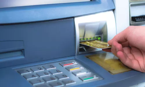 അടുത്ത മാസം മുതൽ എടിഎമ്മിൽ നിന്ന് പണം പിൻവലിക്കുമ്പോൾ അധിക ചാർജ് കൊടുക്കേണ്ടി വരും; കാരണം ഇതാണ്