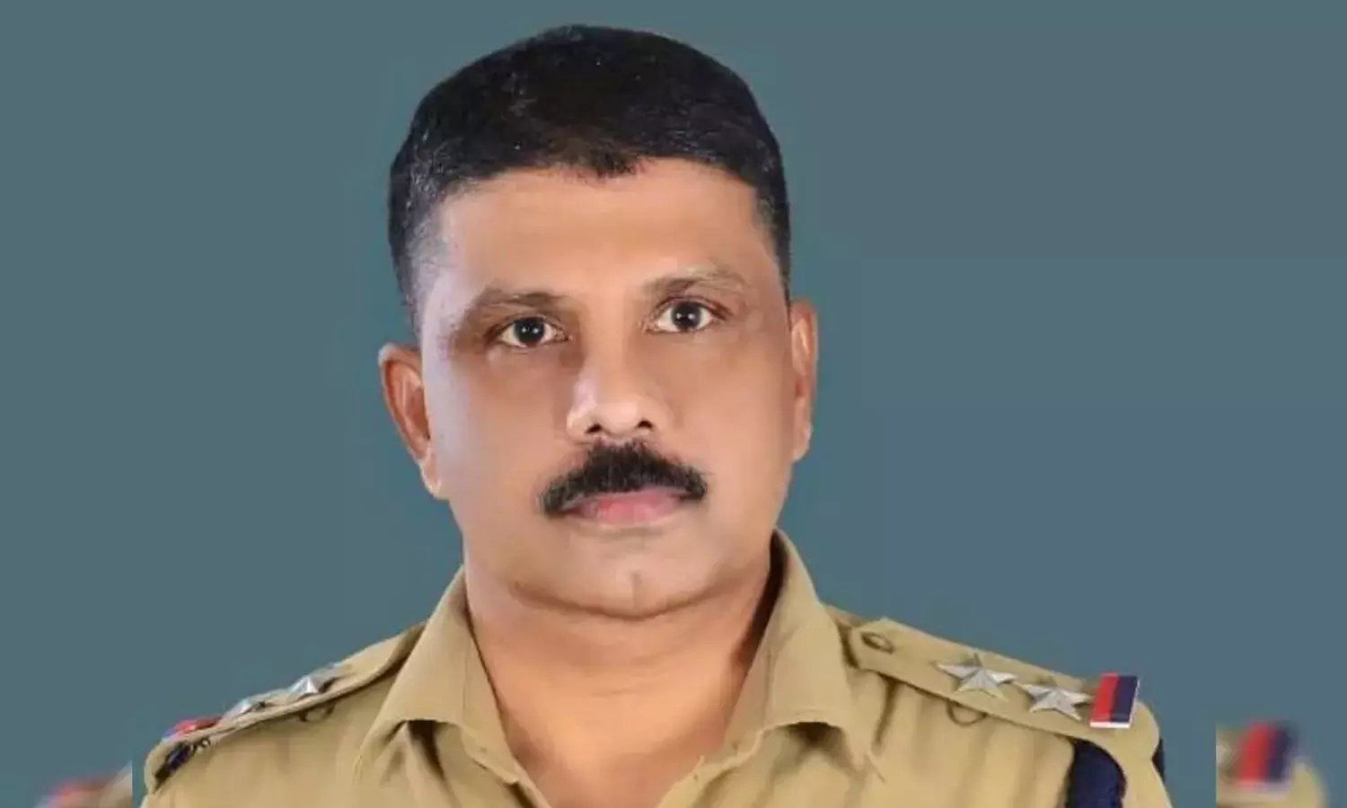 ഷട്ടിൽ കളിക്കിടെ എസ്ഐ കുഴഞ്ഞുവീണ് മരിച്ചു ഷട്ടിൽ കളിക്കിടെ എസ്ഐ കുഴഞ്ഞുവീണ് മരിച്ചു