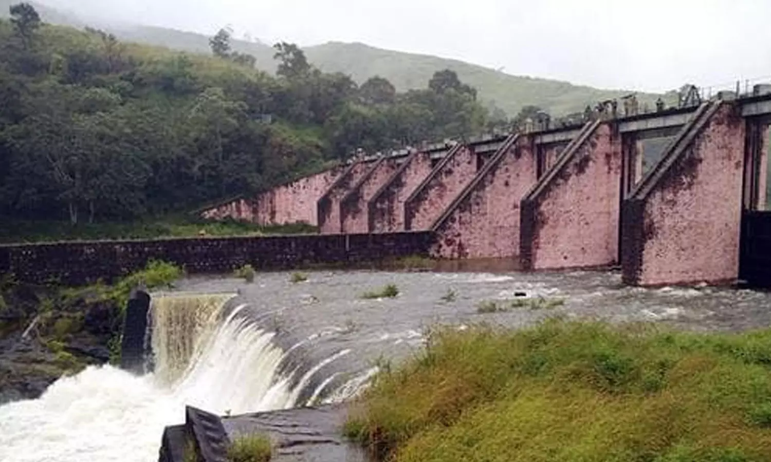 ജലനിരപ്പ് ഉയരുന്നു; മുല്ലപ്പെരിയാർ അണക്കെട്ടിന്റെ രണ്ട് ഷട്ടറുകൾ തുറന്നു: ജാഗ്രത