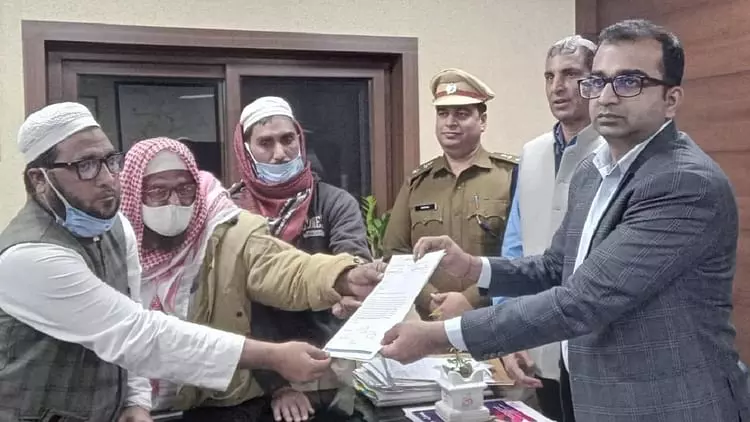 തടയാന് വന്നാല് നോക്കിക്കൊള്ളാം, ഗുരുഗ്രാമിൽ 18 സ്ഥലത്ത് ജുമുഅ നടത്തും; ജില്ലാ ഭരണകൂടത്തെ അറിയിച്ച് മുസ്ലിം സംഘടനകൾ തടയാന് വന്നാല് നോക്കിക്കൊള്ളാം, ഗുരുഗ്രാമിൽ 18 സ്ഥലത്ത് ജുമുഅ നടത്തും; ജില്ലാ ഭരണകൂടത്തെ അറിയിച്ച് മുസ്ലിം സംഘടനകൾ