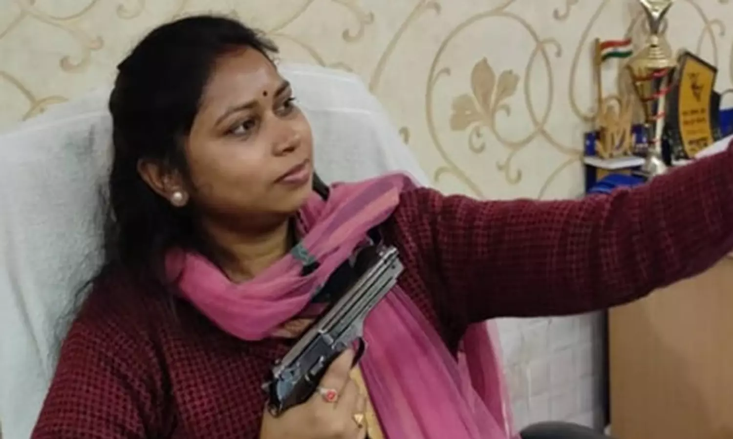 തോക്കുമായി തൃണമൂൽ നേതാവിന്റെ സെൽഫി, അതും സർക്കാർ ഓഫീസിൽ