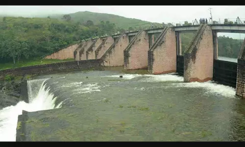 മുല്ലപ്പെരിയാറിന്‍റെ എട്ട് ഷട്ടറുകള്‍ അടച്ചു; മുന്നറിയിപ്പില്ലാതെ തുറക്കുന്നത് അംഗീകരിക്കാനാവില്ലെന്ന് റോഷി അഗസ്റ്റിന്‍