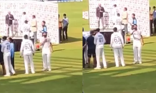 ആർ.സി.ബിക്ക് അല്ല, ഇന്ത്യക്കായി ആർപ്പ് വിളിക്കൂ: ആരാധകനെ തിരുത്തി സിറാജ്, കയ്യടി ആർ.സി.ബിക്ക് അല്ല, ഇന്ത്യക്കായി ആർപ്പ് വിളിക്കൂ: ആരാധകനെ തിരുത്തി സിറാജ്, കയ്യടി