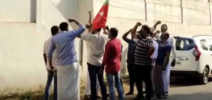 കണ്ണൂരിൽ എസ്ഡിപിഐ നേതാവിന്റെ വീട്ടിൽ ഇ.ഡി റെയ്ഡ്; പ്രതിഷേധവുമായി എസ്ഡിപിഐ പ്രവർത്തകർ കണ്ണൂരിൽ എസ്ഡിപിഐ നേതാവിന്റെ വീട്ടിൽ ഇ.ഡി റെയ്ഡ്; പ്രതിഷേധവുമായി എസ്ഡിപിഐ പ്രവർത്തകർ