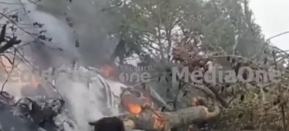 സംയുക്ത സൈനിക മേധാവി സഞ്ചരിച്ച ഹെലികോപ്റ്റര്‍ തകര്‍ന്നു വീണു; 11 മരണം