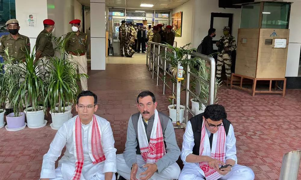 നാഗാലാന്റ് വെടിവെപ്പ് : കോൺഗ്രസ് എം.പിമാർക്ക് സന്ദർശനാനുമതി നിഷേധിച്ചു നാഗാലാന്റ് വെടിവെപ്പ് : കോൺഗ്രസ് എം.പിമാർക്ക് സന്ദർശനാനുമതി നിഷേധിച്ചു