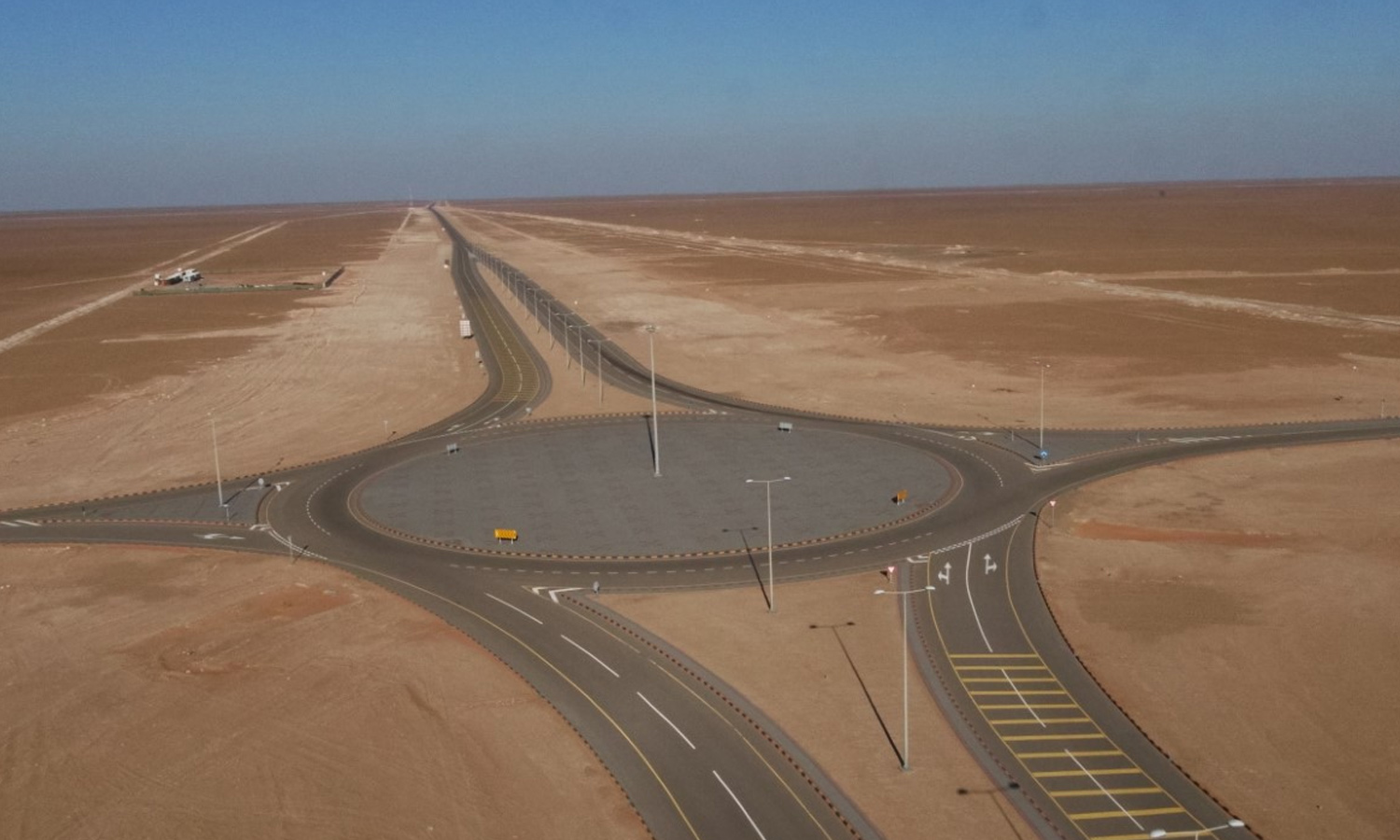 Саудовская аравия дороги. Highway 10 Саудовская Аравия. Дороги в Аравийской пустыне. Дорога Сауд Аравии пустыни.