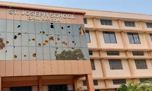 മധ്യപ്രദേശില് സ്കൂള് ആക്രമിച്ച സംഭവം: അന്വേഷണം കൂടുതല് പേരിലേക്ക്, യൂ ട്യൂബര്ക്കായി തിരച്ചില് മധ്യപ്രദേശില് സ്കൂള് ആക്രമിച്ച സംഭവം: അന്വേഷണം കൂടുതല് പേരിലേക്ക്, യൂ ട്യൂബര്ക്കായി തിരച്ചില്