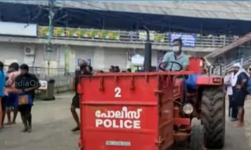 സന്നിധാനത്ത് പൊലീസ് ട്രാക്ടറുകളും ഡ്യൂട്ടിയിൽ; പൊലീസുകാർ തന്നെ ഡ്രൈവർമാർ