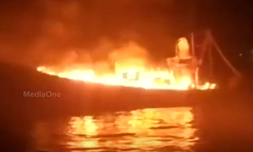 അഴീക്കലിൽ മത്സ്യബന്ധനത്തിനിടെ ബോട്ടിന് തീപിടിച്ചു