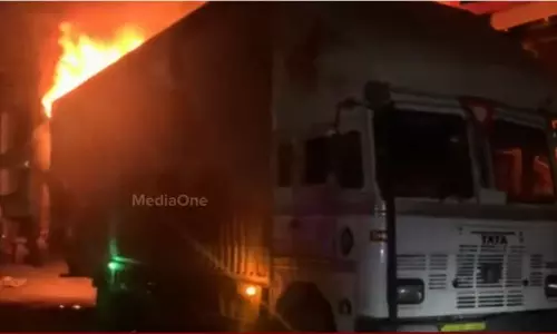 മലപ്പുറത്ത് ഓടിക്കൊണ്ടിരുന്ന കണ്ടെയ്നർ ലോറിക്ക് തീപിടിച്ചു മലപ്പുറത്ത് ഓടിക്കൊണ്ടിരുന്ന കണ്ടെയ്നർ ലോറിക്ക് തീപിടിച്ചു