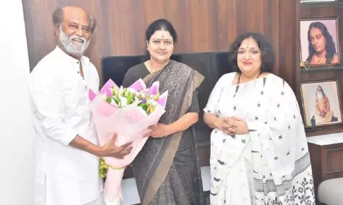 രജനീകാന്തിനെ വീട്ടിലെത്തി സന്ദര്‍ശിച്ച് വി.കെ ശശികല; തമിഴ് രാഷ്ട്രീയത്തില്‍ ചര്‍ച്ചയായി കൂടിക്കാഴ്ച