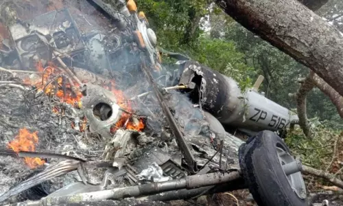 മരത്തിലിടിച്ച് ഹെലികോപ്റ്റർ അപകടം; മൂടൽ മഞ്ഞ് കാരണമായേക്കാമെന്ന് വിദഗ്ധൻ