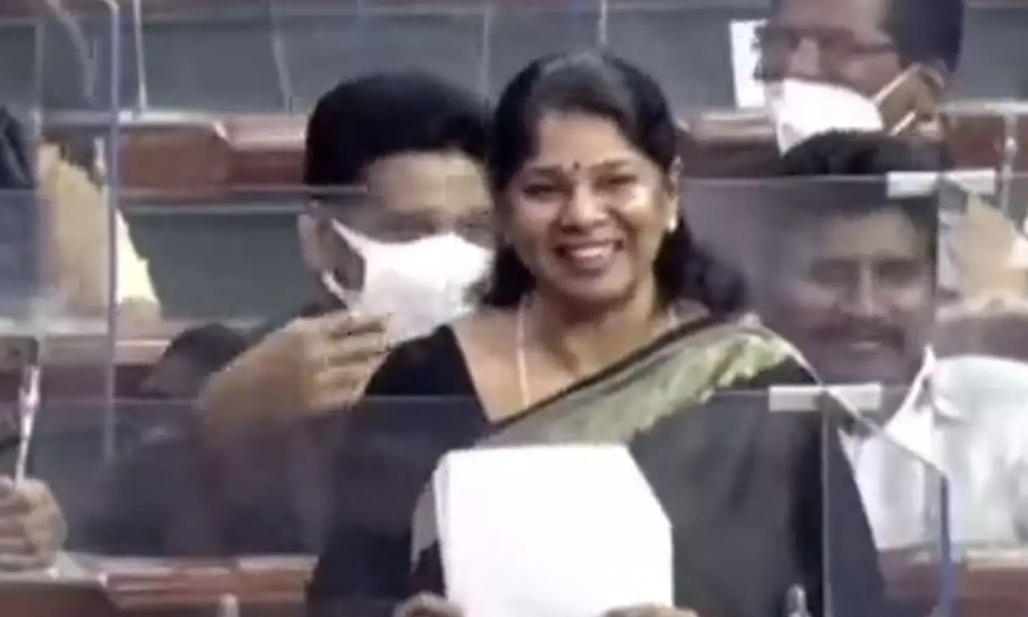 ഞാൻ തമിഴിൽ സംസാരിക്കാം; നിങ്ങൾ മനസ്സിലാകുന്നുണ്ടോ എന്ന് നോക്കൂ... ഹിന്ദി പേരിടലിനെ പാർലമെന്റിൽ ട്രോളി കനിമൊഴി