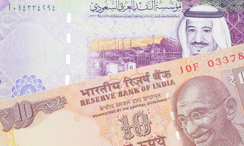 ഇന്ത്യൻ രൂപയുടെ മൂല്യം ഇന്ന് വീണ്ടും ഇടിഞ്ഞതോടെ സൗദിയിലെ ബാങ്കുകളിൽ വൻ തിരക്ക്