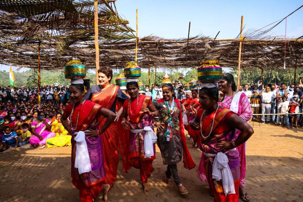 ഗോവയിൽ ആദിവാസി സ്ത്രീകൾക്കൊപ്പം നൃത്തം ചെയ്ത് പ്രിയങ്ക ഗാന്ധി; വീഡിയോ വൈറൽ ഗോവയിൽ ആദിവാസി സ്ത്രീകൾക്കൊപ്പം നൃത്തം ചെയ്ത് പ്രിയങ്ക ഗാന്ധി; വീഡിയോ വൈറൽ