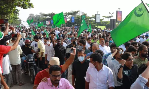 കോവിഡ് പ്രോട്ടോക്കോൾ ലംഘനം; മുസ്‌ലിംലീഗ് വഖഫ് സംരക്ഷണ റാലിക്കെതിരെ കേസ്