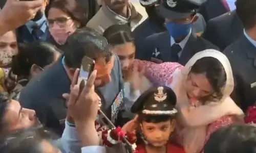 അച്ഛാ ഈ തൊപ്പി ഇനി ഞങ്ങള്‍ വെക്കാം... കോപ്റ്റര്‍ ദുരന്തത്തില്‍ കൊല്ലപ്പെട്ട എയര്‍ഫോഴ്സ് കമാന്‍ഡറുടെ തൊപ്പിയണിഞ്ഞ് മക്കള്‍; കരച്ചിലടക്കാനാകാതെ കുടുംബം