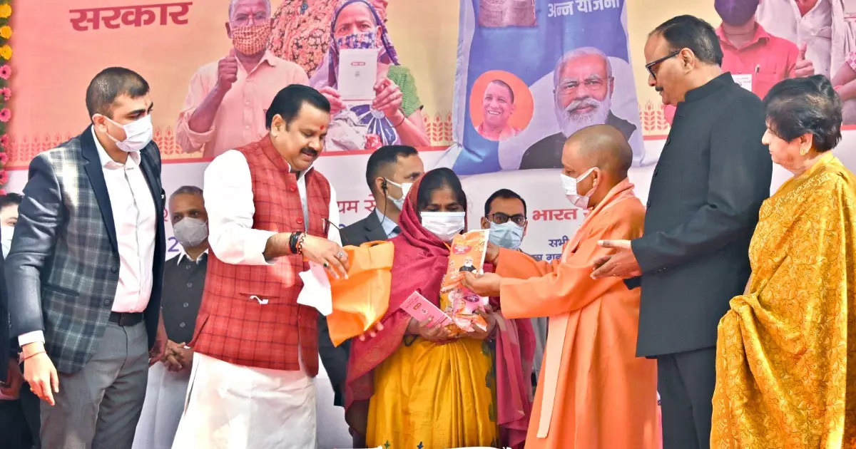 മോദിയുടെയും യോഗിയുടെയും ചിത്രവുമായി യുപിയിൽ സൗജന്യ ഉപ്പും പരിപ്പും മോദിയുടെയും യോഗിയുടെയും ചിത്രവുമായി യുപിയിൽ സൗജന്യ ഉപ്പും പരിപ്പും