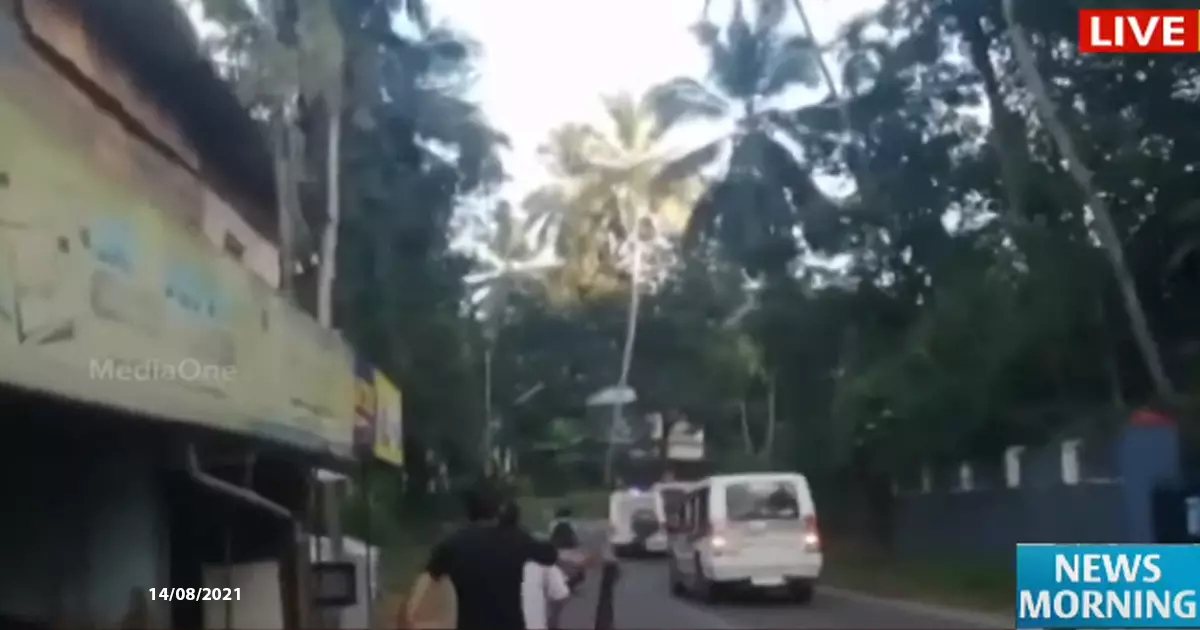 കണ്ണൂരില് മുഖ്യമന്ത്രിക്കെതിരെ യൂത്ത് കോണ്ഗ്രസിന്റെ കരിങ്കൊടി പ്രതിഷേധം കണ്ണൂരില് മുഖ്യമന്ത്രിക്കെതിരെ യൂത്ത് കോണ്ഗ്രസിന്റെ കരിങ്കൊടി പ്രതിഷേധം