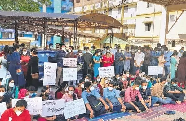 ആവശ്യങ്ങൾ അംഗീകരിക്കുമെന്ന് മുഖ്യമന്ത്രിയുടെ ഉറപ്പ്; പിജി ഡോക്ടർമാരുടെ സമരം പിൻവലിച്ചു ആവശ്യങ്ങൾ അംഗീകരിക്കുമെന്ന് മുഖ്യമന്ത്രിയുടെ ഉറപ്പ്; പിജി ഡോക്ടർമാരുടെ സമരം പിൻവലിച്ചു