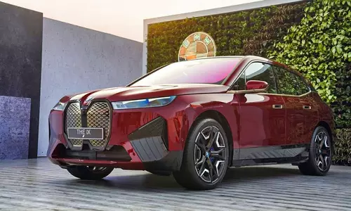 200 കിലോമീറ്റർ വേഗത, അര മണിക്കൂറിൽ ചാർജാകും  ബിഎംഡബ്ലുവിന്റെ ആദ്യ ഇലക്ട്രിക് എസ്.യു.വി ഐഎക്സ്  ഇന്ത്യയിൽ