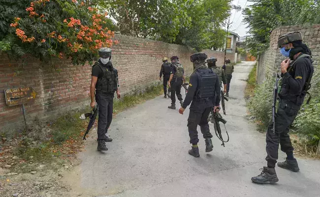 ശ്രീനഗറിൽ പൊലീസ് ബസ്സിന് നേരെ ഭീകരാക്രമണം; മൂന്ന് പൊലിസുകാർക്ക്  വീരമൃത്യു